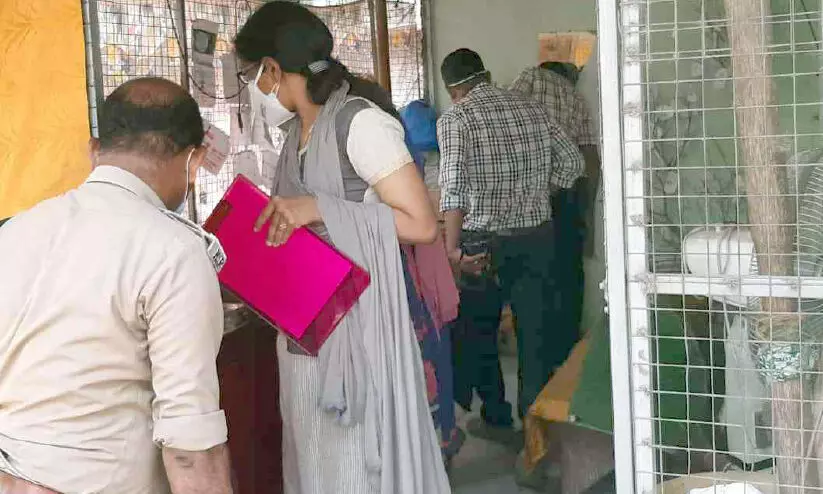 പൊലീസും ഫോറൻസിക് വിദഗ്ധരും ബിനുരാജിന്റെ വീട്ടിൽ പരിശോധന നടത്തുന്നു പൊലീസും ഫോറൻസിക് വിദഗ്ധരും ബിനുരാജിന്റെ വീട്ടിൽ പരിശോധന നടത്തുന്നു