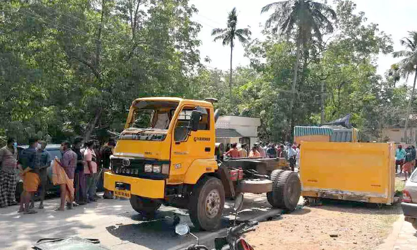 ടിപ്പറുകൾ കൂട്ടിയിടിച്ചു; വാഹനത്തിന്‍റെ ബോഡി ഇളകി റോഡിൽ വീണു