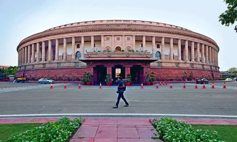 പ്ര​തി​പ​ക്ഷം വേ​ണ്ട; മാ​ധ്യ​മ​ങ്ങ​ളും