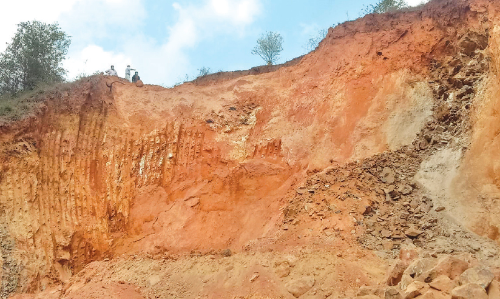 കുന്നിടിച്ച് മണ്ണ് ഖനനം; പരസ്പരം പഴിചാരി സർക്കാർ വകുപ്പുകൾ