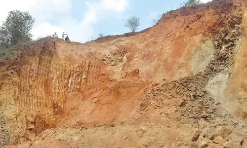 കുന്നിടിച്ച് മണ്ണ് ഖനനം; പരസ്പരം പഴിചാരി സർക്കാർ വകുപ്പുകൾ