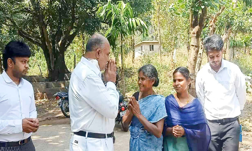 Mammoottys Lawyer promises help At the house of Madhu