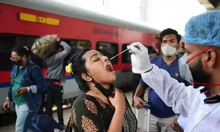 കോവിഡ് മൂന്നാം തരംഗത്തിന്റെ തീവ്രത കുറയുന്നു; ടെസ്റ്റ്പോസിറ്റിവിറ്റി നിരക്കിലും പ്രതിദിന കേസുകളിലും കുറവ്