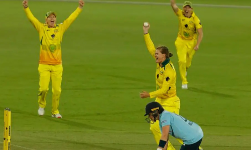 വ​നി​ത ആ​ഷ​സി​ലും ഓ​സീ​സ്