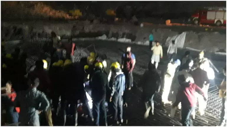 പുണെയിൽ നിർമാണത്തിലിരുന്ന കെട്ടിടം തകർന്നുവീണ് അഞ്ച് പേർക്ക് ദാരുണാന്ത്യം