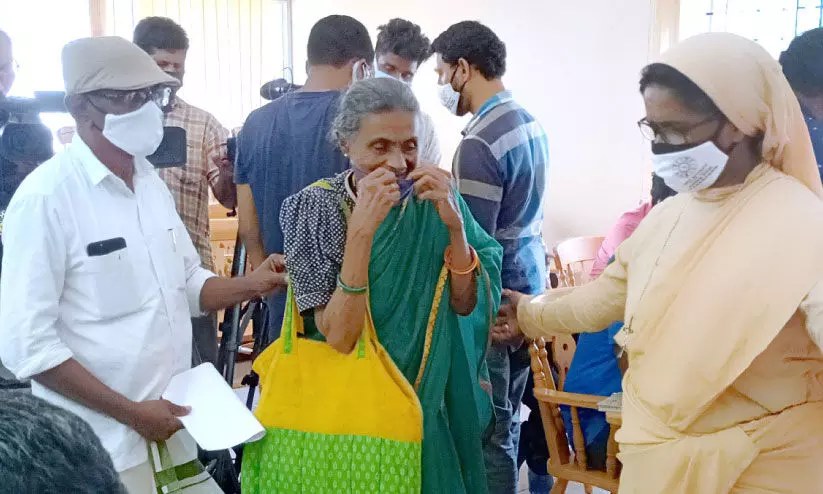 പ്രായം 82: പാതിരാത്രിയും കാതങ്ങൾ താണ്ടി ദയാബായിയുടെ പോരാട്ടം