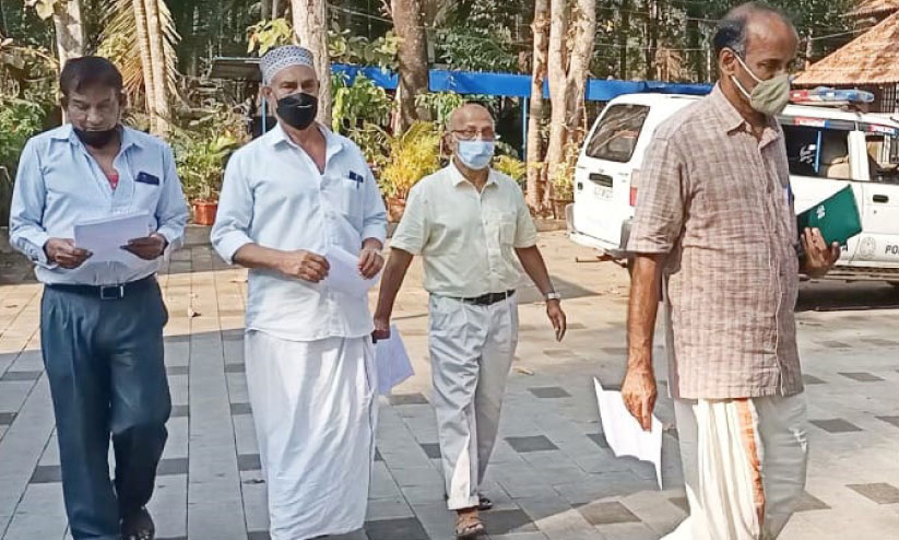 സിൽവർ ലൈൻ പദ്ധതി: പരാതിയുമായി കുടുംബങ്ങൾ പൊലീസ് സ്റ്റേഷനിൽ സിൽവർ ലൈൻ പദ്ധതി: പരാതിയുമായി കുടുംബങ്ങൾ പൊലീസ് സ്റ്റേഷനിൽ