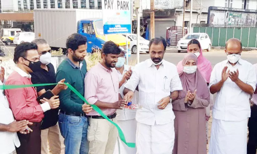 കണ്ണൂർ നഗരത്തിൽ പേ പാർക്കിങ് കേന്ദ്രങ്ങൾ തുറന്നു കണ്ണൂർ നഗരത്തിൽ പേ പാർക്കിങ് കേന്ദ്രങ്ങൾ തുറന്നു