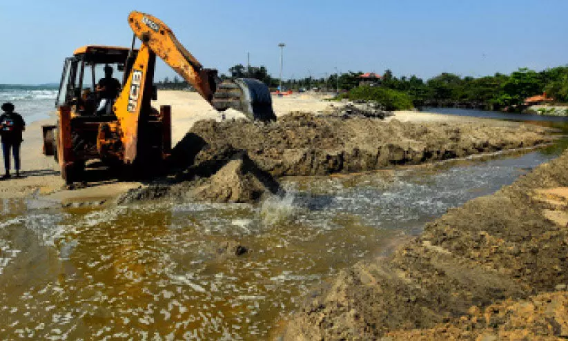 മൺതിട്ട നീക്കി മലിനജലം കടലിലേക്ക് ഒഴുക്കി