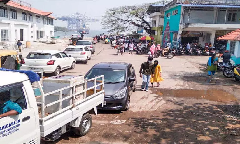 റോ റോ സർവിസ് ഒന്നുമാത്രം; ജെട്ടിയിൽ യാത്രക്കാരുടെ നീണ്ടനിര റോ റോ സർവിസ് ഒന്നുമാത്രം; ജെട്ടിയിൽ യാത്രക്കാരുടെ നീണ്ടനിര