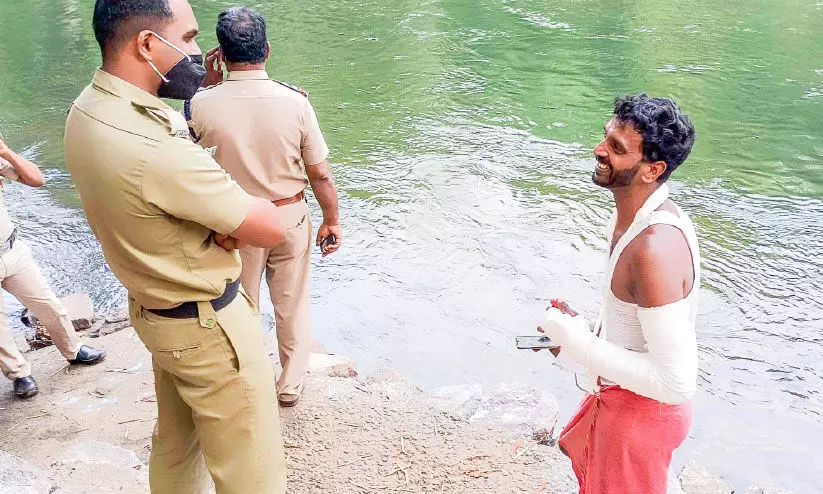 ഒഴുകിയ മൃതദേഹം ഷിഹാബുദ്ദീൻ കരക്കെത്തിച്ചത് പ്ലാസ്റ്ററിട്ട കൈയുമായി ഒഴുകിയ മൃതദേഹം ഷിഹാബുദ്ദീൻ കരക്കെത്തിച്ചത് പ്ലാസ്റ്ററിട്ട കൈയുമായി