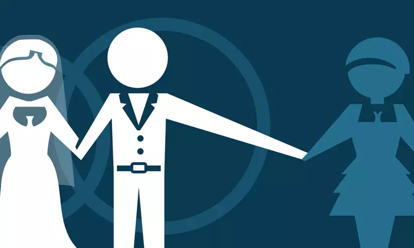 ഭാര്യയുടെ ആധാർ കാർഡ് ഉപയോഗിച്ച് ഹോട്ടലിൽ മുറിയെടുത്തു; ജി.പി.എസ് ട്രാക്കർവെച്ച് യുവാവിനെയും കാമുകിയെയും കൈയോടെ പിടികൂടി