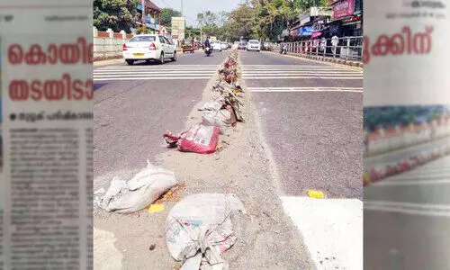 ഗ​താ​ഗ​ത​ക്കു​രു​ക്ക് ഒ​ഴി​വാ​ക്കാ​ൻ സ്ഥാ​പി​ച്ച മ​ണ​ൽ​ച്ചാ​ക്കു പ്ര​യോ​ഗം ജ​ന​ത്തി​നു ദു​രി​ത​മാ​യി