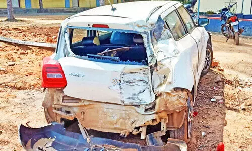 നിർത്തിയിട്ട കാറിൽ ലോറിയിടിച്ചു; യാത്രക്കാർ തലനാരിഴക്ക് രക്ഷപ്പെട്ടു