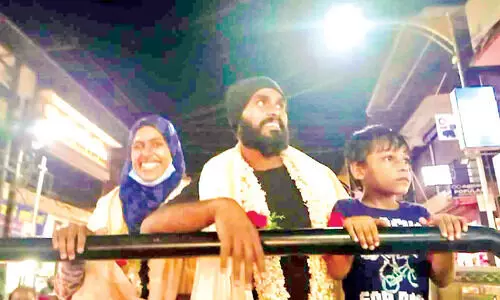 ല​ഡാ​ക്ക് വ​രെ കാ​ൽ​ന​ട യാ​ത്ര ചെ​യ്ത് തി​രി​ച്ചെ​ത്തി​യ ദ​മ്പ​തി​ക​ൾ​ക്ക് ആ​ദ​രം