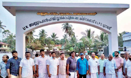 ഫു​ട്​​ബാ​ളി​നെ പ്ര​ണ​യി​ച്ച പൂ​ള​കാ​ക്കാ​ക്ക്​ സ്മാ​ര​ക​മാ​യി സ്കൂ​ൾ ക​വാ​ടം