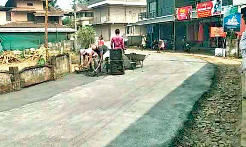 മെ​റ്റ​ലും സി​മ​ന്‍റും പേരിന് മാത്രം; നാട്ടുകാർ ശബ്ദമുയർത്തിയതോടെ നി​ർ​മി​ച്ച റോ​ഡ് പൊ​ളി​ച്ചു​മാ​റ്റി