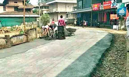 മെ​റ്റ​ലും സി​മ​ന്‍റും പേരിന് മാത്രം; നാട്ടുകാർ ശബ്ദമുയർത്തിയതോടെ നി​ർ​മി​ച്ച റോ​ഡ് പൊ​ളി​ച്ചു​മാ​റ്റി