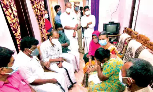 ആത്മഹത്യ ചെയ്ത വിദ്യാർഥിനിയുടെ വീട്‌ പട്ടികജാതി കമീഷൻ സന്ദർശിച്ചു