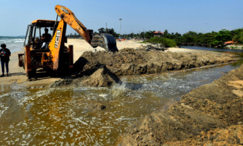 മൺതിട്ട നീക്കി മലിനജലം കടലിലേക്ക് ഒഴുക്കി