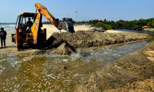 മൺതിട്ട നീക്കി മലിനജലം കടലിലേക്ക് ഒഴുക്കി