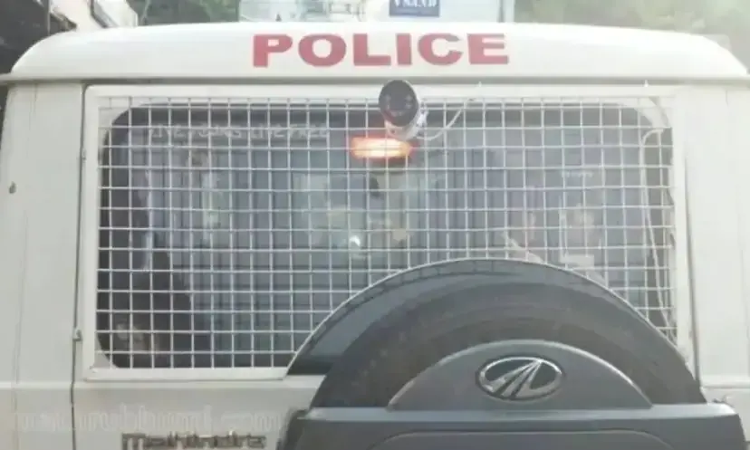 വാഹനത്തിന് വഴി നൽകാത്തതിന് വിദ്യാർഥികളെ ക്രൂരമായി മർദ്ദിച്ച് പൊലീസ്