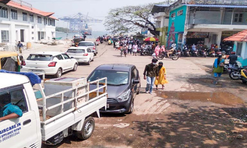 റോ റോ സർവിസ് ഒന്നുമാത്രം; ജെട്ടിയിൽ യാത്രക്കാരുടെ നീണ്ടനിര