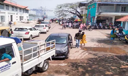 റോ റോ സർവിസ് ഒന്നുമാത്രം; ജെട്ടിയിൽ യാത്രക്കാരുടെ നീണ്ടനിര