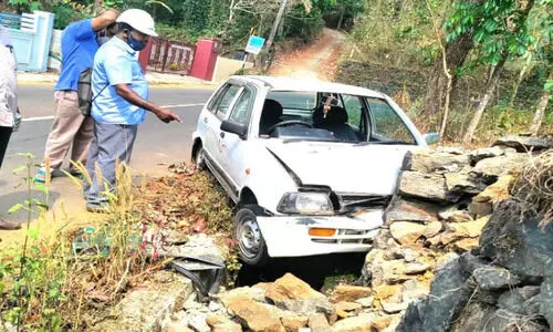കാര്‍ മതിലിലിടിച്ച് യുവാവിന് പരിക്ക്