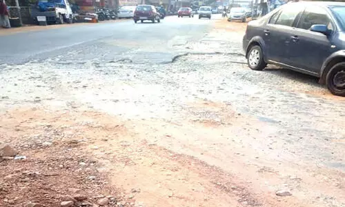 അടൂരിൽ നഗരമധ്യത്തിൽ കുഴികൾ: ഒരുവർഷമായിട്ടും അനങ്ങാതെ ജല അതോറിറ്റിയും പൊതുമരാമത്തും