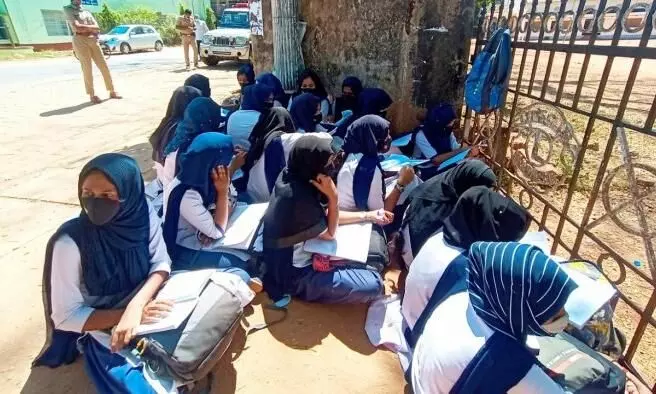 ഹിജാബ് വിവാദങ്ങൾക്കിടെ സ്കൂളുകളിലും കോളജുകളിലും ഡ്രസ്കോഡ് നിർബന്ധമാക്കി കർണാടക ഹിജാബ് വിവാദങ്ങൾക്കിടെ സ്കൂളുകളിലും കോളജുകളിലും ഡ്രസ്കോഡ് നിർബന്ധമാക്കി കർണാടക