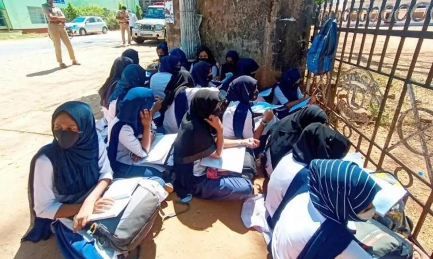 ഹിജാബ് വിവാദങ്ങൾക്കിടെ സ്കൂളുകളിലും കോളജുകളിലും ഡ്രസ്കോഡ് നിർബന്ധമാക്കി കർണാടക