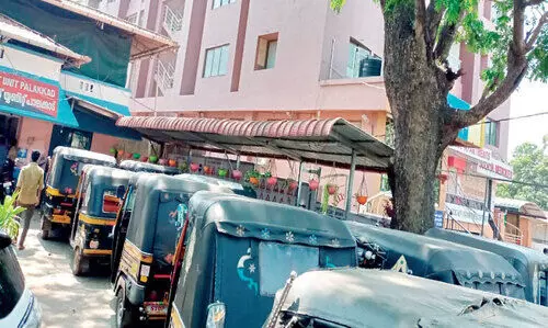 Traffic police take action against uninsured auto