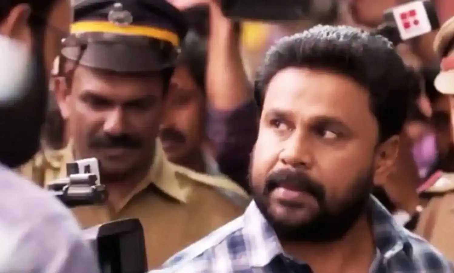 ഒരാളെ തട്ടാൻ തീരുമാനിക്കുമ്പോൾ ഗ്രൂപ്പിലിട്ട് തട്ടണം, ഒരു വർഷം ഫോൺ ഉപയോഗിക്കരുത്; ദിലീപിന്റെ ശബ്ദരേഖ പുറത്ത്