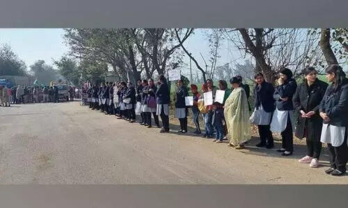 സ്‌കൂളുകൾ തുറന്നില്ലെങ്കിൽ തെരഞ്ഞെടുപ്പിൽ വോട്ട് ചെയ്യില്ല, പ്രതിഷേധവുമായി പഞ്ചാബിലെ അധ്യാപകരും രക്ഷിതാക്കളും