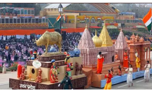 ഗുരുവും ബോസും പുറത്തായ പരേഡിൽ സമ്മാനം നേടിയത് യു.പിയുടെ കാവിച്ചന്തം