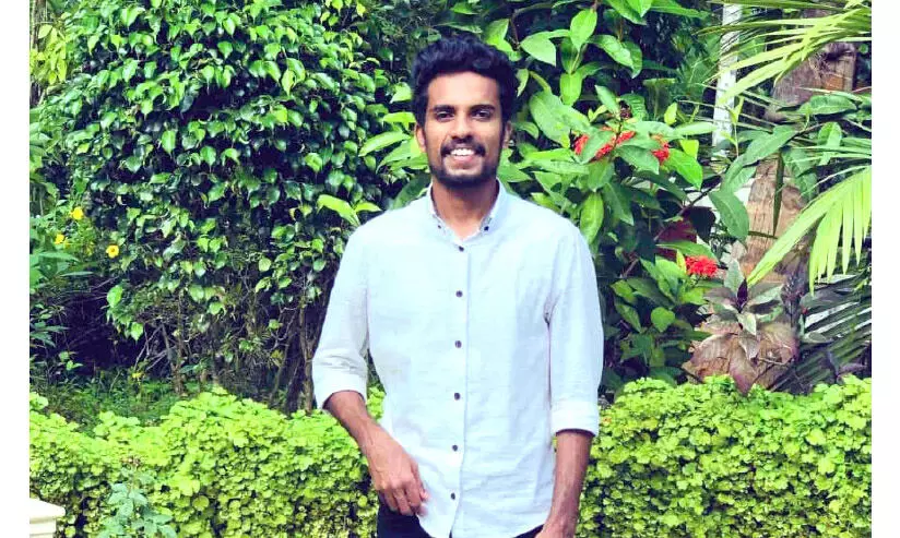 ട്രെയിനിൽനിന്നുവീണ യുവതിക്ക് രക്ഷകനായി യാത്രക്കാരൻ ട്രെയിനിൽനിന്നുവീണ യുവതിക്ക് രക്ഷകനായി യാത്രക്കാരൻ