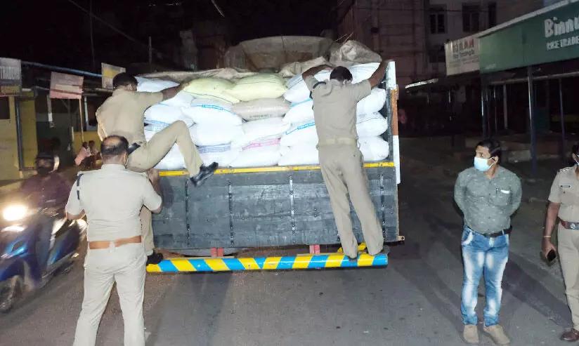 വലിയങ്ങാടിയിൽ 182 ചാക്ക് റേഷനരി പിടികൂടി; മൂന്നുപേർ അറസ്റ്റിൽ വലിയങ്ങാടിയിൽ 182 ചാക്ക് റേഷനരി പിടികൂടി; മൂന്നുപേർ അറസ്റ്റിൽ