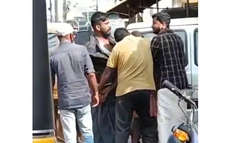 വെട്ടുകത്തിയുമായി നടുറോഡിൽ ഓട്ടോ ഡ്രൈവറുടെ പോർവിളി