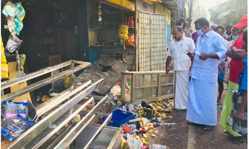 വ്യാ​പാ​ര സ്​​ഥാ​പ​നം കു​ത്തി​ത്തു​റ​ന്ന് തീ​യി​ട്ട് ന​ശി​പ്പി​ച്ചു