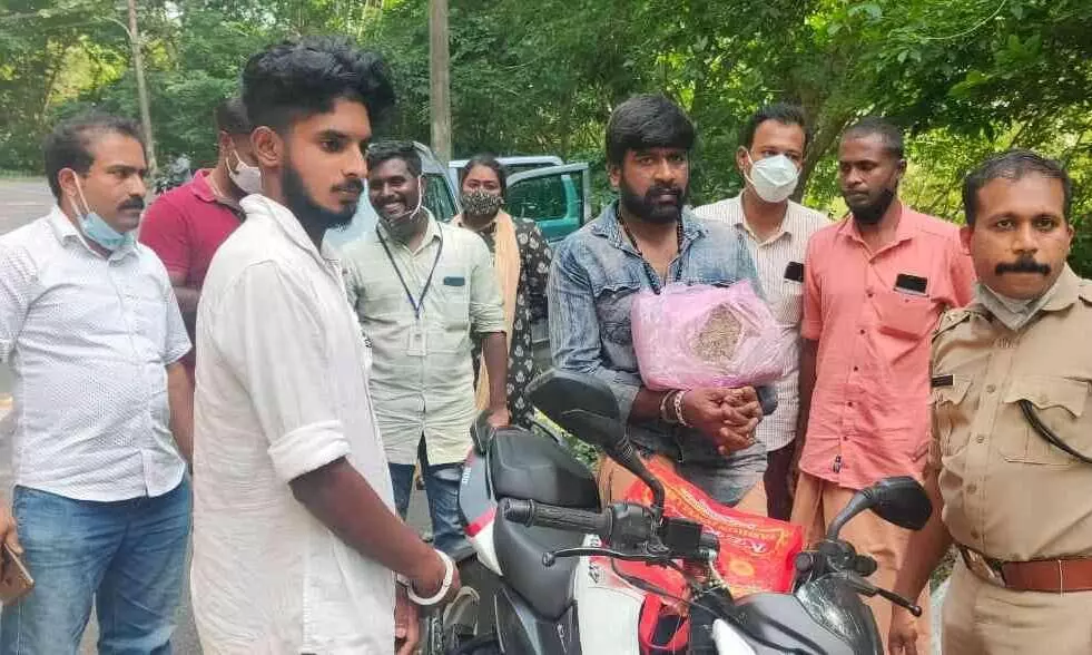 രണ്ട് കിലോ കഞ്ചാവുമായി എസ്.എഫ്.ഐ നേതാവ് പിടിയിൽ
