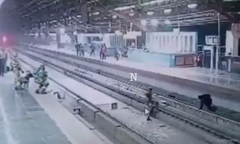delhi metro track cisf rescue
