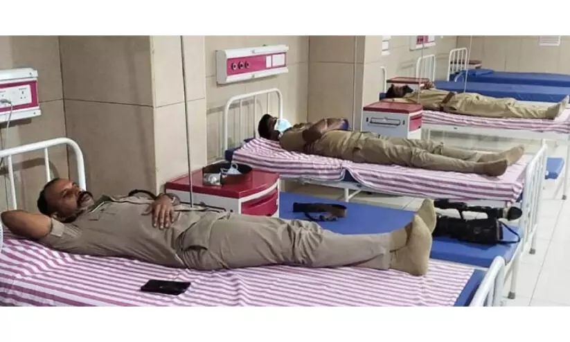 പ്രതിയുമായി പിടിവലിക്കിടെ പൊലീസ് തോക്കിൽനിന്ന് വെടി പൊട്ടി; അഞ്ചുപേര്ക്ക് പരിക്ക് പ്രതിയുമായി പിടിവലിക്കിടെ പൊലീസ് തോക്കിൽനിന്ന് വെടി പൊട്ടി; അഞ്ചുപേര്ക്ക് പരിക്ക്