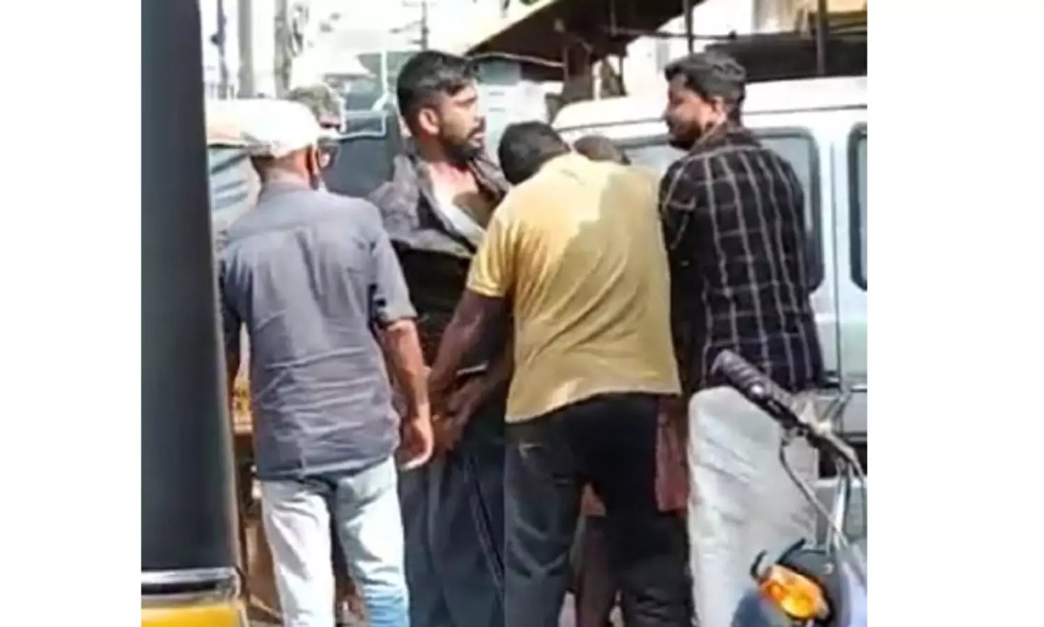 വെട്ടുകത്തിയുമായി നടുറോഡിൽ ഓട്ടോ ഡ്രൈവറുടെ പോർവിളി