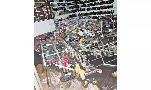 കു​റ്റ്യാ​ടി തീ​പി​ടി​ത്തം: പ​ക​ച്ച്​ വ്യാ​പാ​രി​ക​ൾ; കൈ​മെ​യ് മ​റ​ന്ന് ര​ക്ഷാ​പ്ര​വ​ർ​ത്ത​ക​ർ