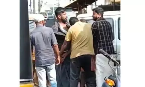 വെട്ടുകത്തിയുമായി നടുറോഡിൽ ഓട്ടോ ഡ്രൈവറുടെ പോർവിളി