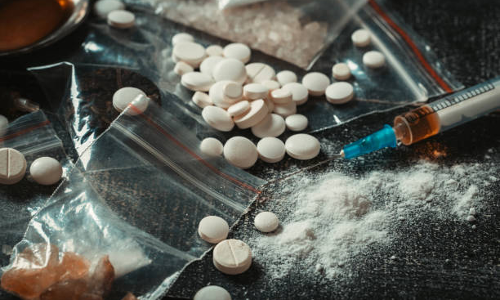 ആക്രിക്കടയിൽനിന്ന് എയർഗണും മയക്കുമരുന്നും പിടിച്ചു