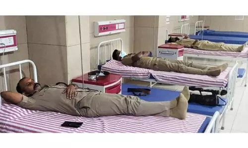 പ്രതിയുമായി പിടിവലിക്കിടെ പൊലീസ് തോക്കിൽനിന്ന്​ വെടി പൊട്ടി; അഞ്ചുപേര്‍ക്ക് പരിക്ക്