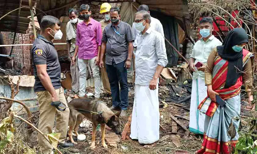 കുറ്റ്യാടിയിലെ തീപിടിത്തം: വിദഗ്ധ സംഘം തെളിവെടുപ്പ് നടത്തി കുറ്റ്യാടിയിലെ തീപിടിത്തം: വിദഗ്ധ സംഘം തെളിവെടുപ്പ് നടത്തി