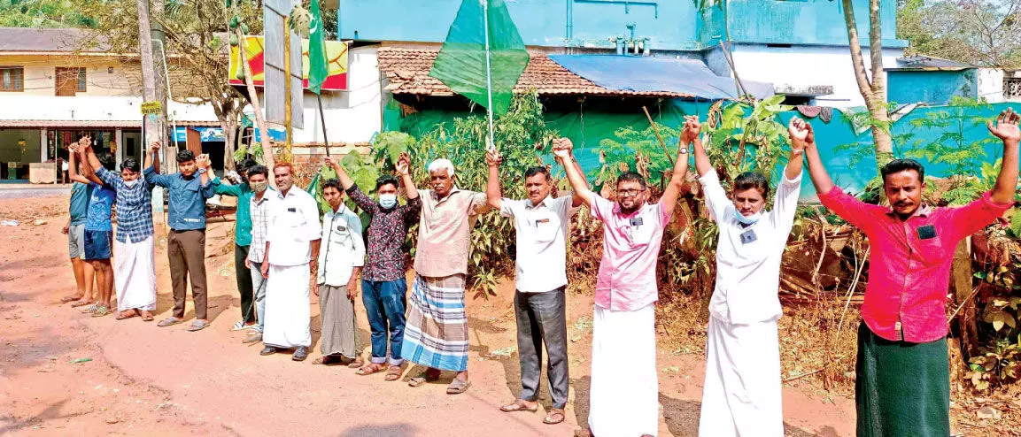 Mannur Pallippadi road dilapidated Locals on strike